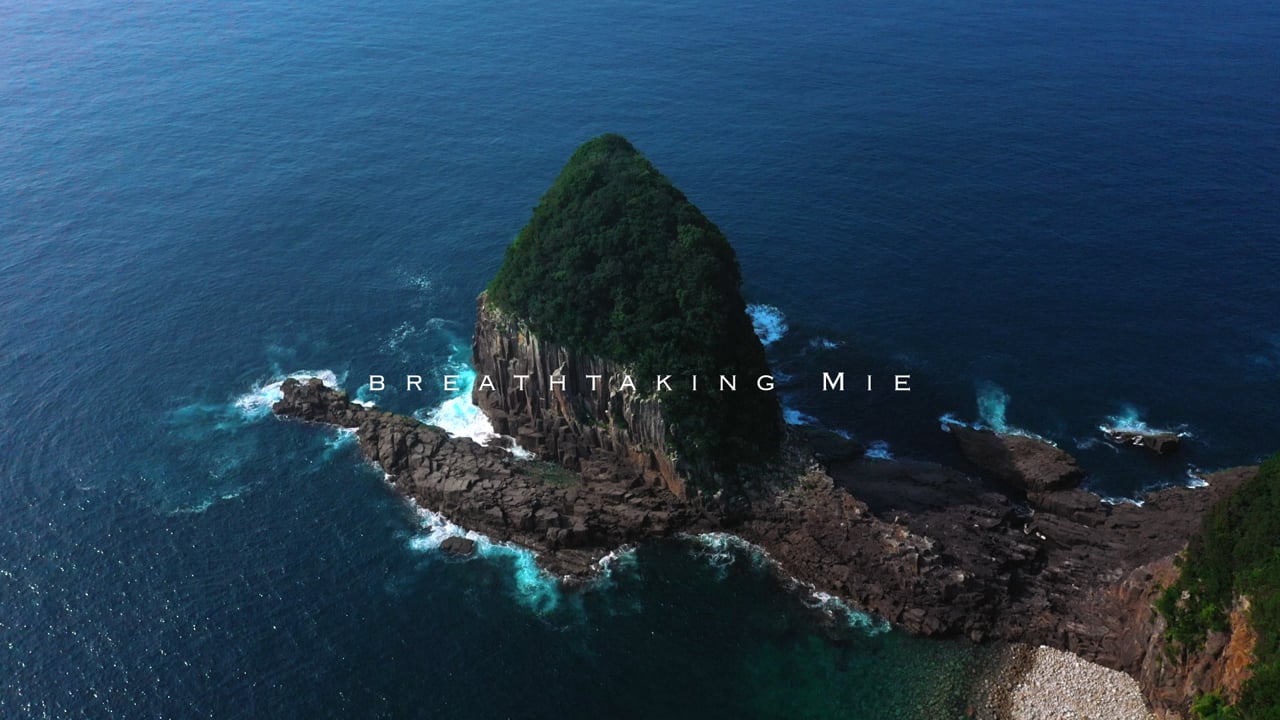 Blue waves surrounding the rocky coast of Mie